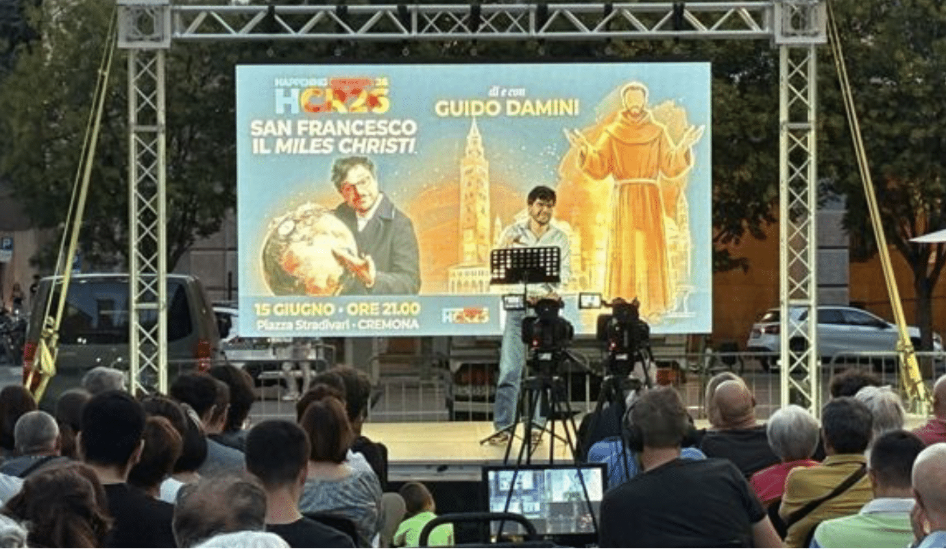 Featured image for “Cremona: Qui è perfetta Letizia. Happening Cremona 26”